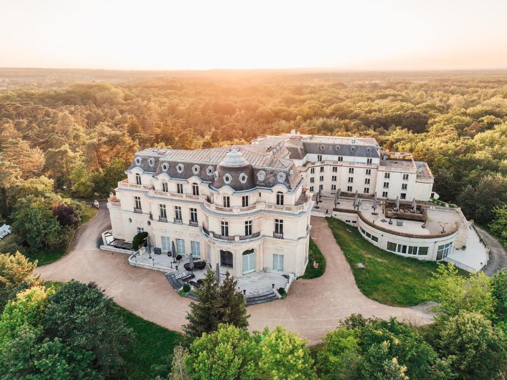 Vue extérieure de l'InterContinental Chantilly Château Mont Royal, un nouvel hôtel de luxe situé à 50 kilomètres de Paris, mêlant patrimoine historique et modernité